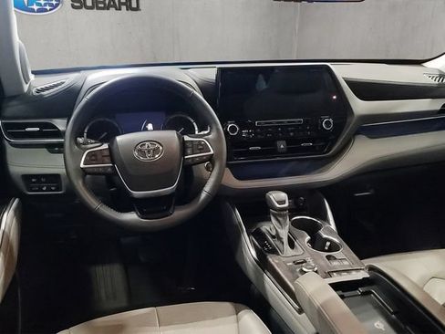 Used 2022 Toyota Highlander Limited AWD/4WD image 2