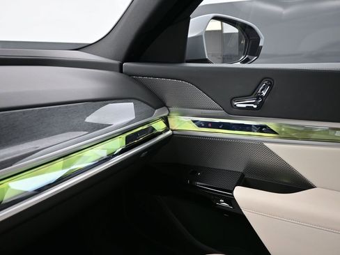 Used 2024 BMW 760i xDrive w/ Premium Package 2 image 18