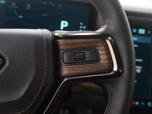 Used 2025 Rivian R1S Premium image 28