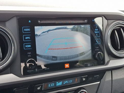 Used 2018 Toyota Tacoma TRD Sport AWD/4WD image 19
