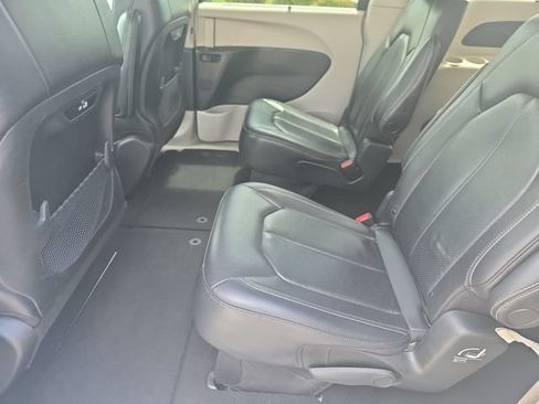 Used 2022 Chrysler Pacifica Touring-L FWD image 16