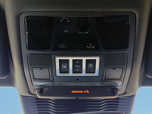 Certified 2025 Land Rover Discovery Dynamic SE image 28