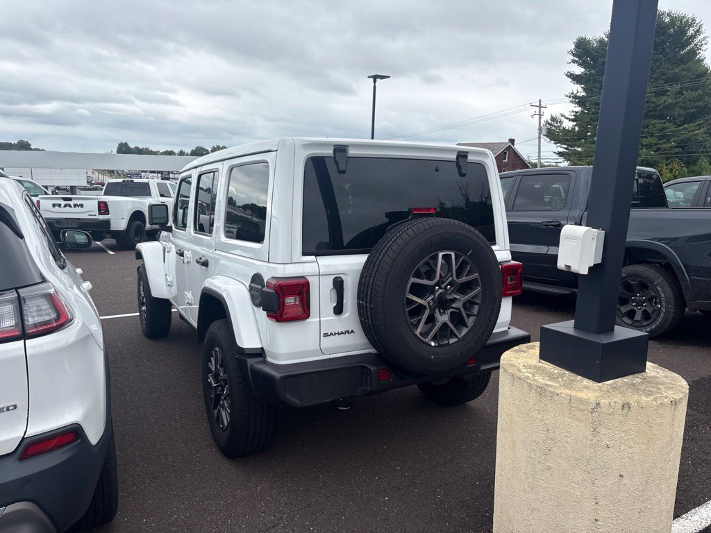Used 2026 Jeep Wrangler Unlimited Sahara AWD/4WD image 3