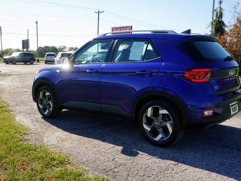 Used 2022 Hyundai Venue Limited image 19