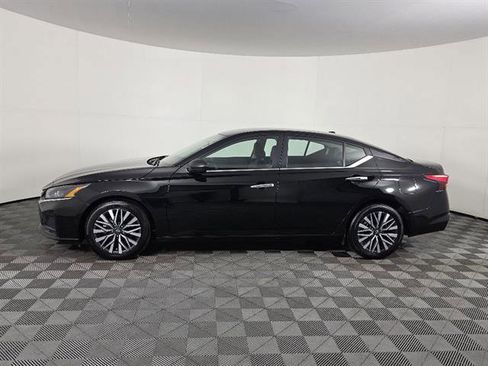 Used 2024 Nissan Altima 2.5 SV FWD image 8