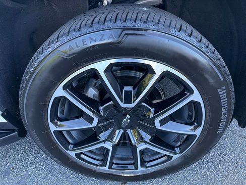 Used 2025 Chevrolet Suburban RST RWD image 12