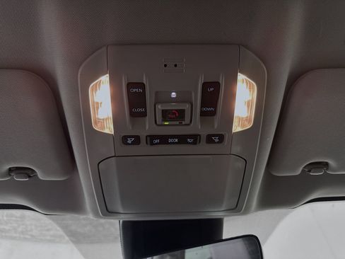 Used 2023 Toyota Highlander XLE FWD image 18