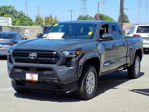 Certified 2025 Toyota Tacoma SR5 w/ SR5 Upgrade Package AWD/4WD image 3