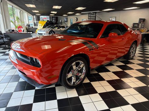 Used 2010 Dodge Challenger R/T RWD image 1