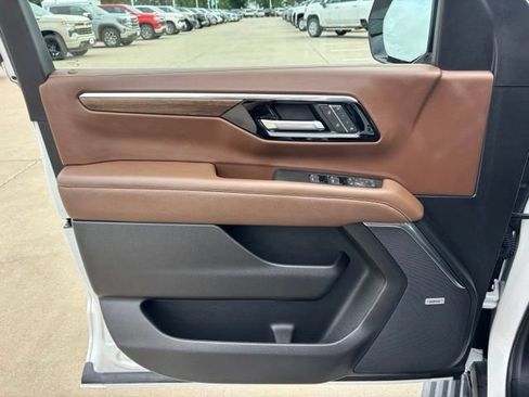 Certified 2025 Chevrolet Suburban High Country AWD/4WD image 18