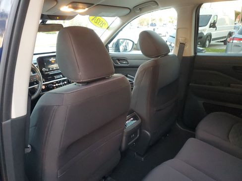 Used 2024 Nissan Pathfinder SV image 12