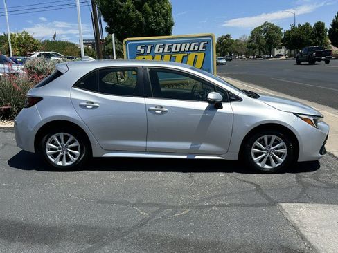 Used 2025 Toyota Corolla SE FWD image 2