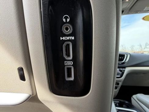 Used 2018 Chrysler Pacifica Limited w/ Advanced Safetytec Group image 25