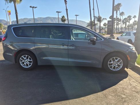 Used 2023 Chrysler Pacifica Touring-L FWD image 4