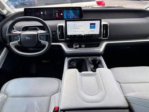 Used 2025 Ford Expedition Platinum AWD/4WD image 4