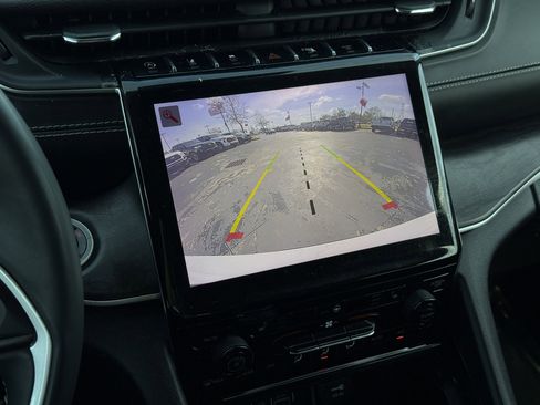 Used 2023 Jeep Grand Cherokee L Limited image 24