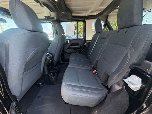 Used 2025 Jeep Wrangler Unlimited Sahara AWD/4WD image 25