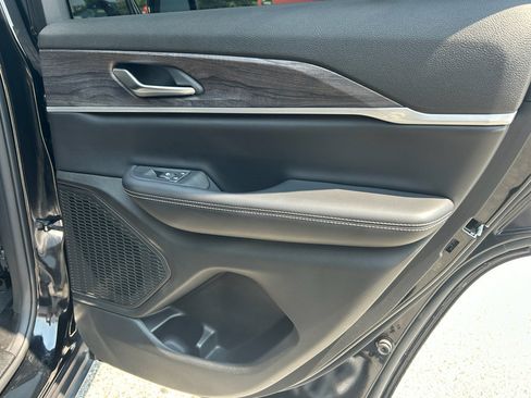 Used 2024 Jeep Grand Cherokee Limited image 19