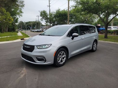 Used 2023 Chrysler Pacifica Limited FWD image 4