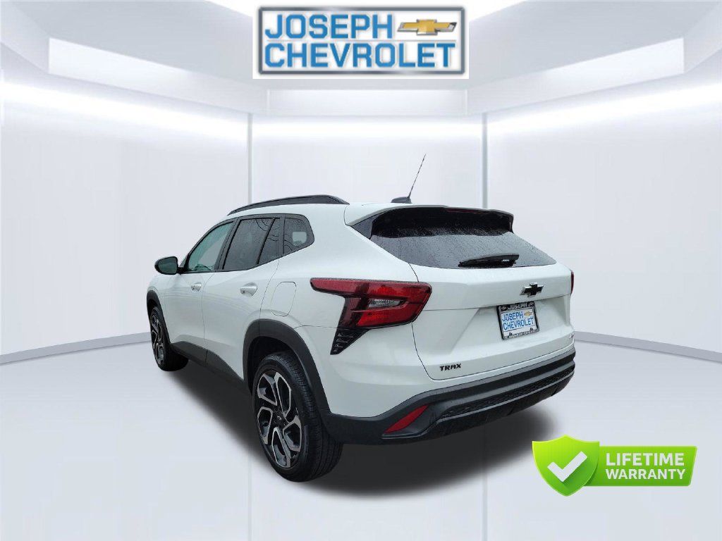 Used 2025 Chevrolet Trax RS w/ Driver Confidence Package FWD image 4