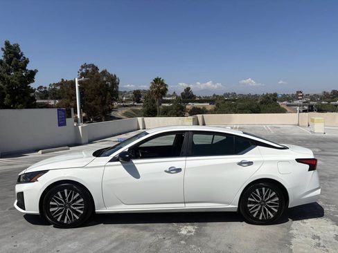 Used 2025 Nissan Altima 2.5 SV FWD image 6