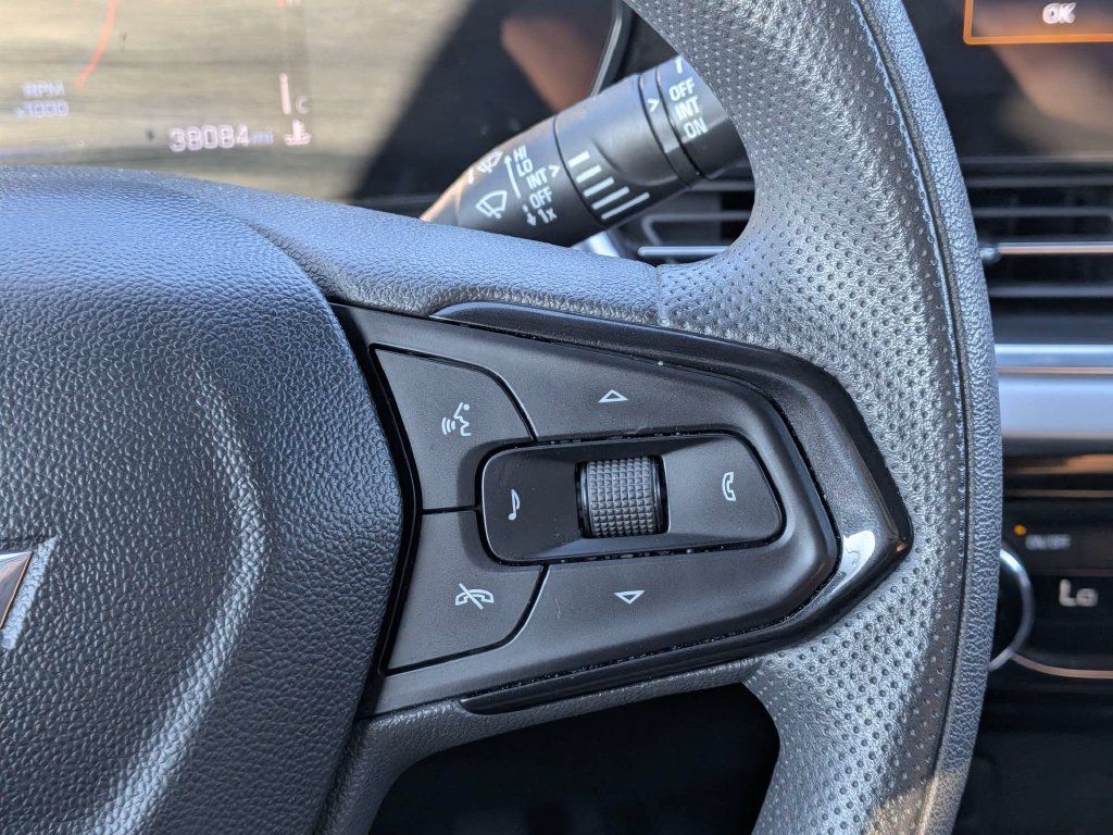 Used 2025 Chevrolet Trax LT FWD image 23