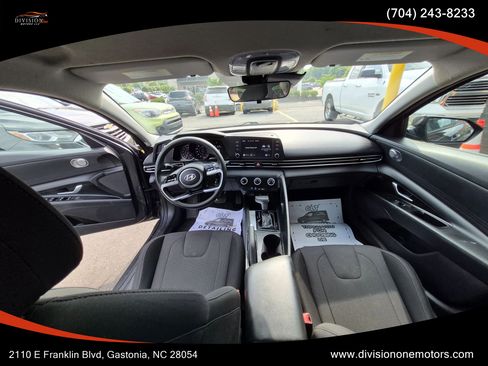 Used 2021 Hyundai Elantra SE FWD image 11