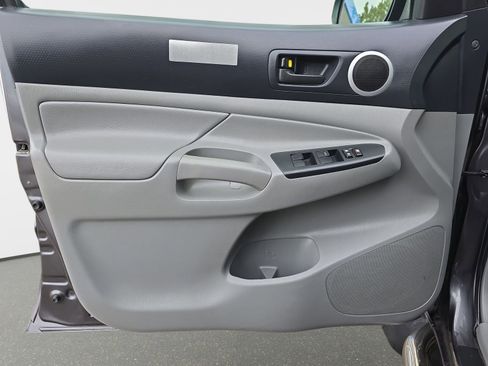 Used 2013 Toyota Tacoma Base image 27