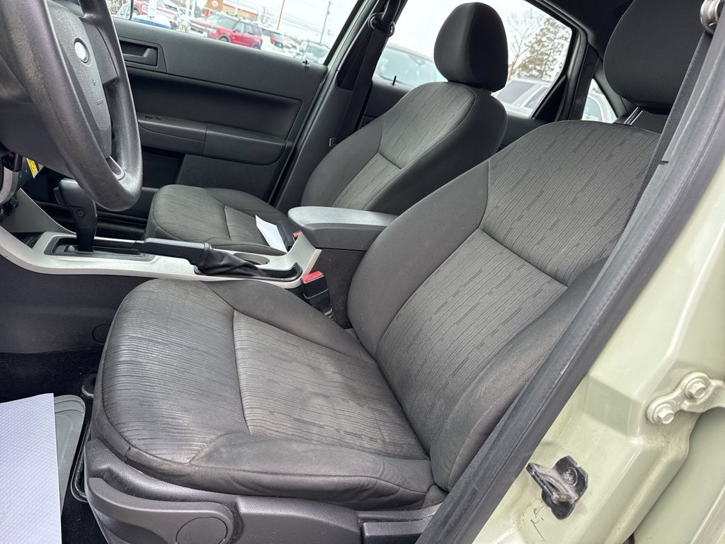 Used 2010 Ford Focus SE FWD image 8