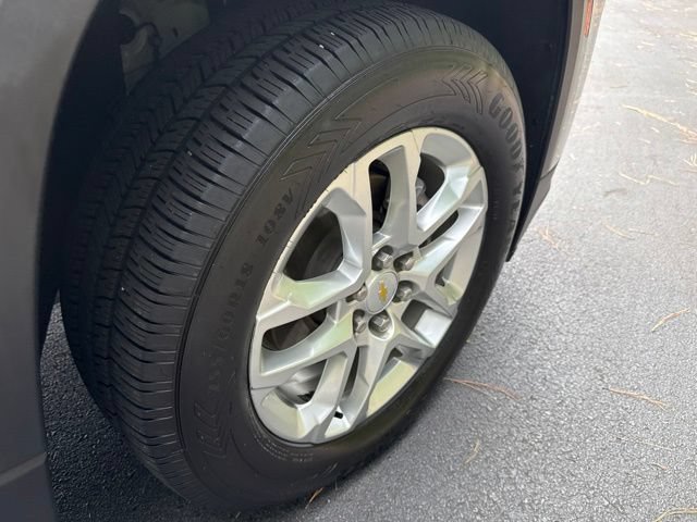 Used 2022 Chevrolet Traverse LS FWD image 30
