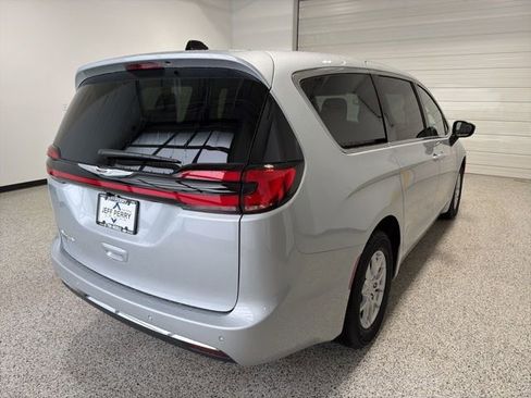 New 2026 Chrysler Pacifica Select image 26