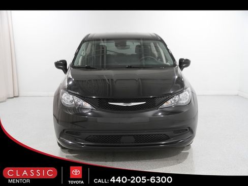Used 2023 Chrysler Voyager LX image 2