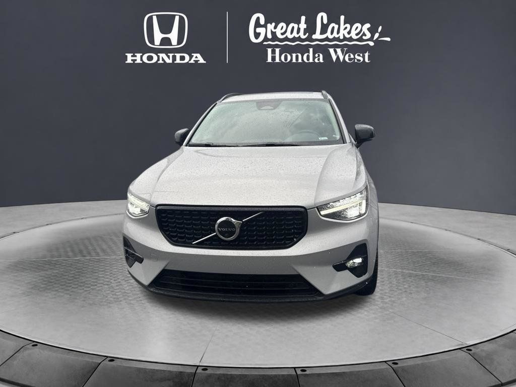 Used 2023 Volvo XC40 B5 Plus w/ Driver Assist Package AWD/4WD image 2