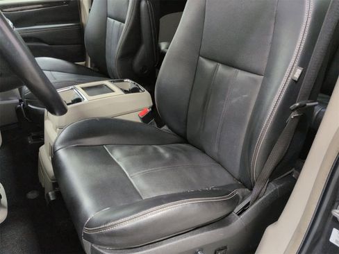 Used 2013 Chrysler Town & Country Touring w/ Trailer Tow Group image 17