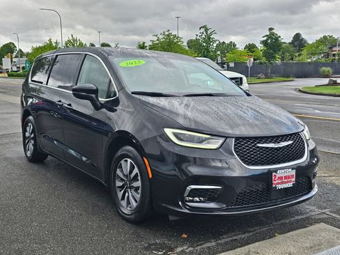 Used 2023 Chrysler Pacifica Touring-L FWD image 3