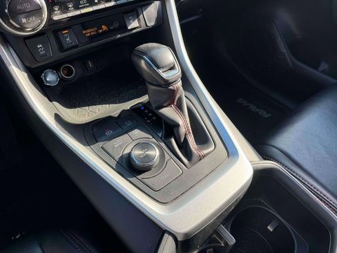Used 2022 Toyota RAV4 SE image 31