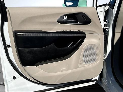 Used 2022 Chrysler Pacifica Touring-L image 23