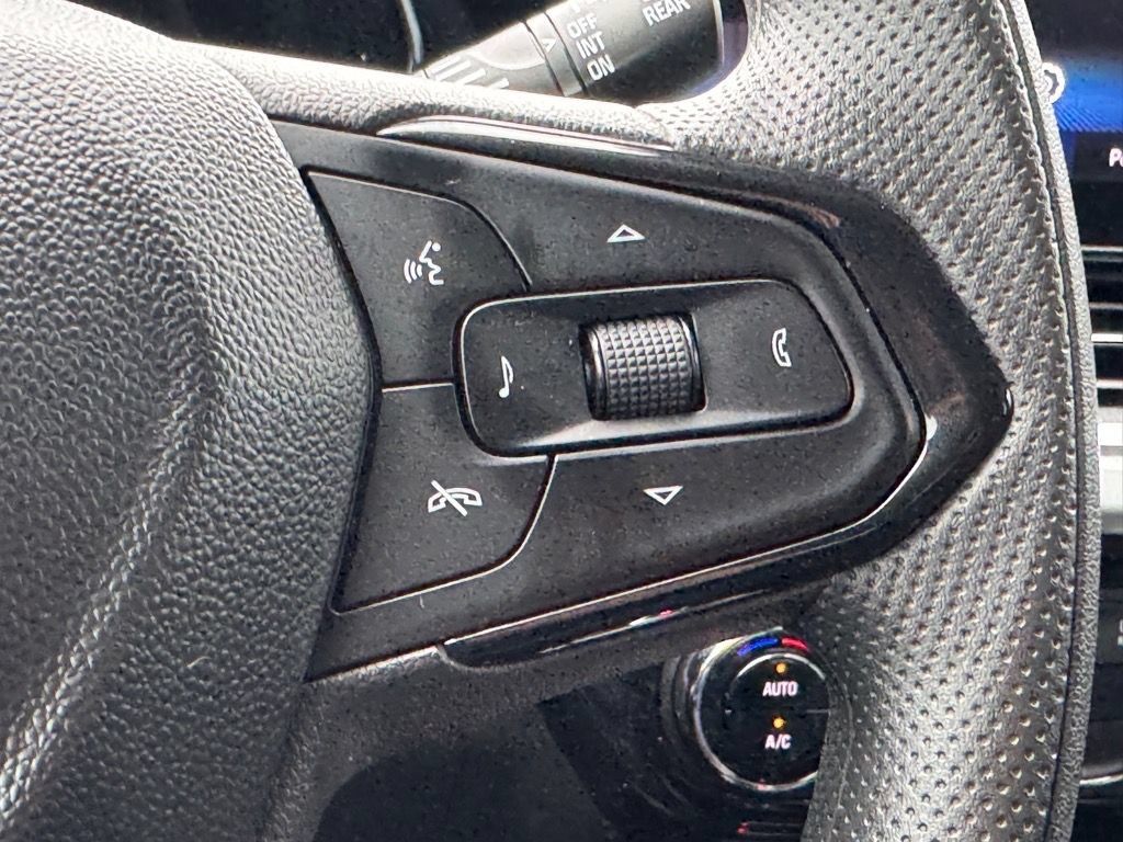 Used 2024 Chevrolet Trax LT FWD image 17