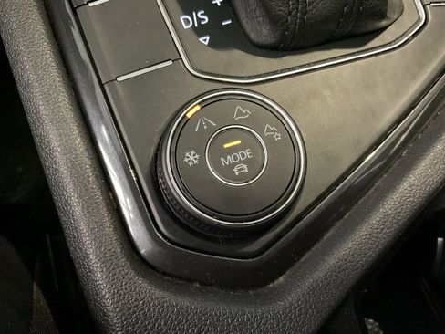 Used 2019 Volkswagen Tiguan SE w/ Panoramic Sunroof Package image 17