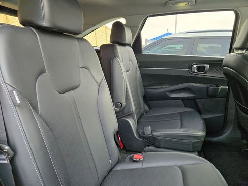 Used 2025 Kia Sorento EX w/ Panoramic Sunroof Package image 10