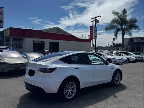 Used 2022 Tesla Model Y Long Range image 4