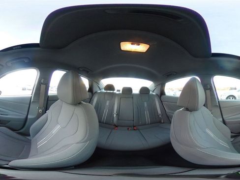 Used 2025 Hyundai Elantra SEL image 41