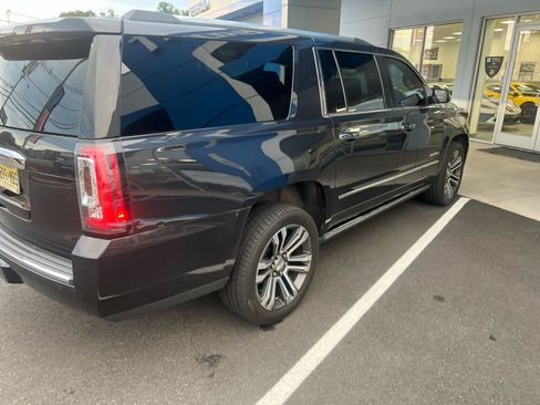 Used 2020 GMC Yukon XL Denali w/ Denali Premium Package AWD/4WD image 4