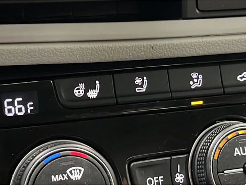 Used 2021 Volkswagen Jetta SEL Premium FWD image 34