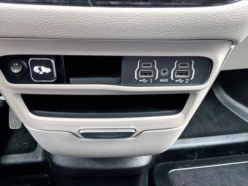 Used 2024 Chrysler Pacifica Touring-L FWD image 15