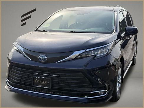 Used 2022 Toyota Sienna XLE image 1