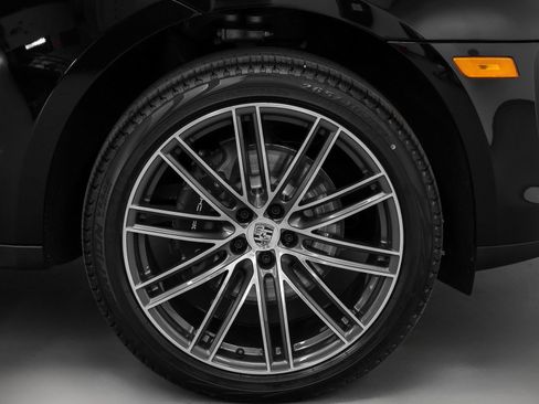 Used 2025 Porsche Macan image 15