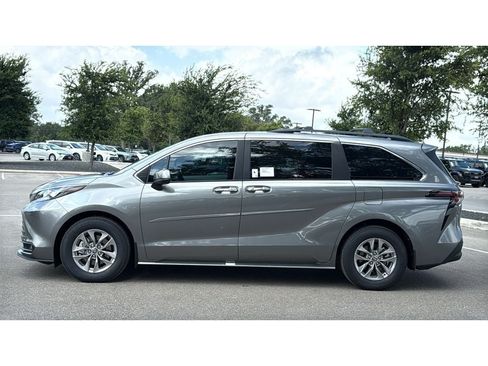 New 2026 Toyota Sienna XLE FWD image 10
