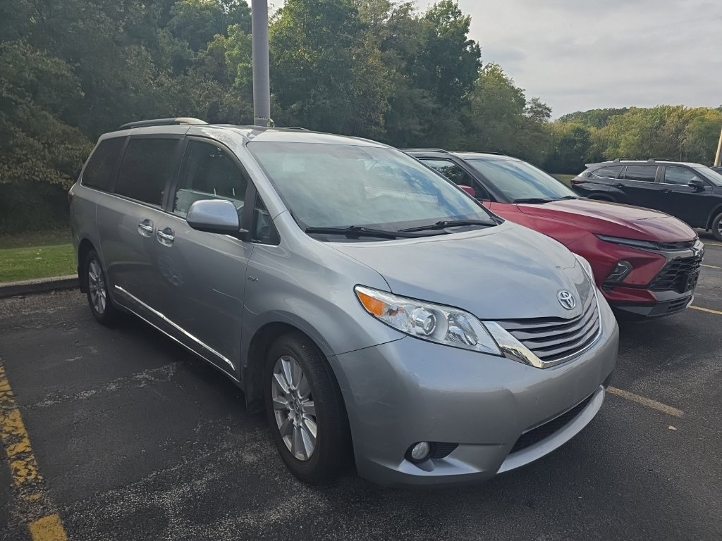 Used 2017 Toyota Sienna XLE w/ XLE Navigation Package AWD/4WD image 3