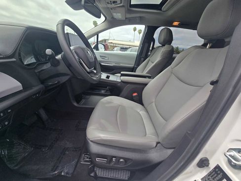 Used 2025 Toyota Sienna XLE AWD/4WD image 21